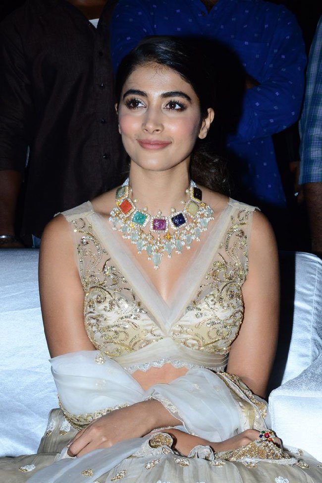 Pooja-Hegde-at-Maharshi-Movie-Pre-Release-Event